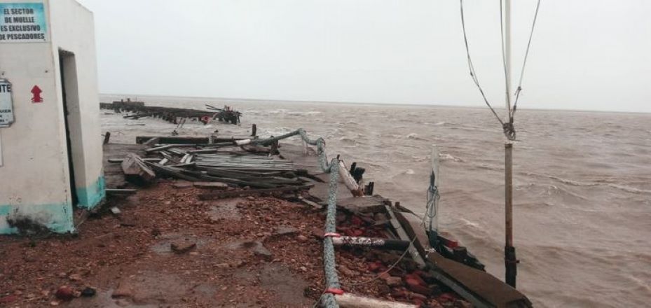 La sudestada arrasó un muelle de pesca cerca de Bahía Blanca