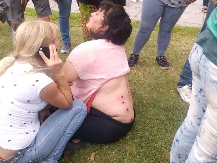 Reprimen con balas de goma a despedidos de la Municipalidad de La Plata