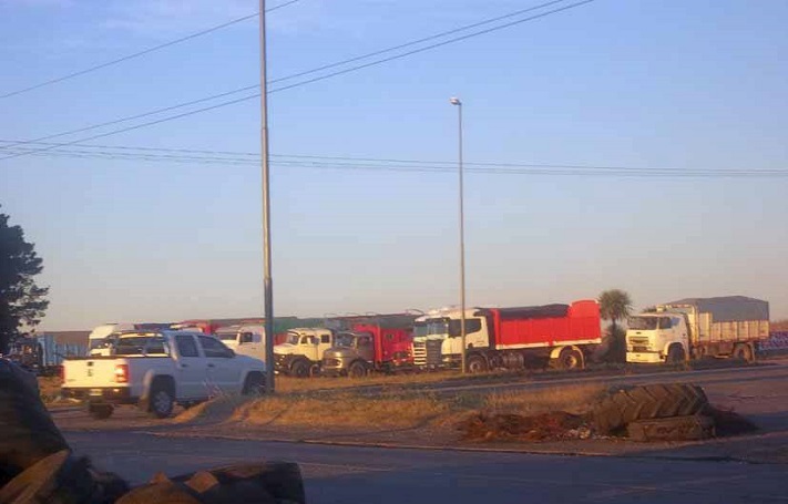 Se agrava el conflicto de transportistas de cereales: fuerte reclamo en el cruce de Otamendi