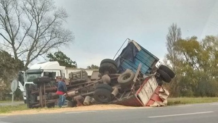 Ruta 2: Un camión despistó y volcó