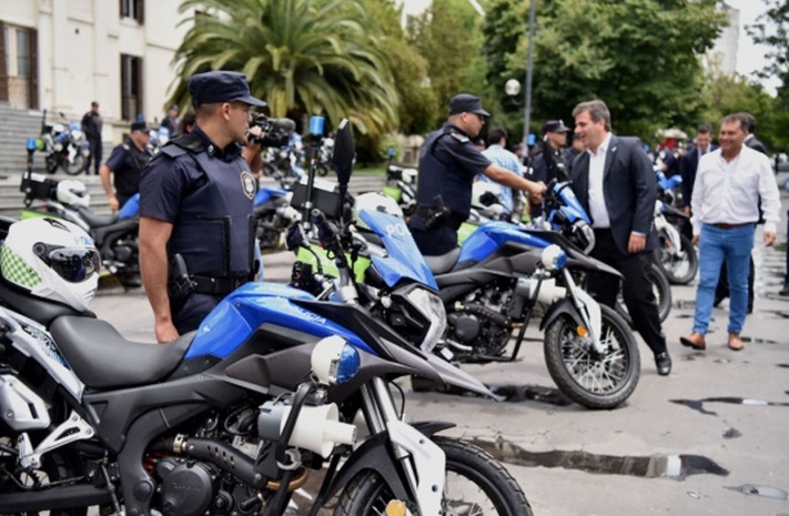 Ritondo entrega motos a la policía para Miramar y Mar del Plata