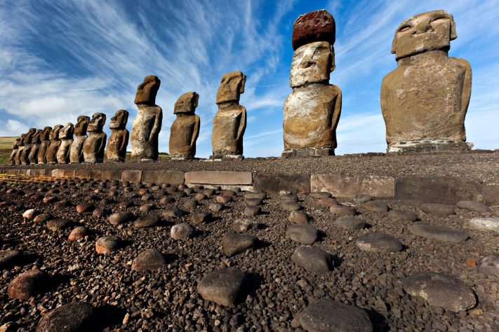 Pesan hasta 12 toneladas: descubrieron cómo instalaron los “sombreros” en las estatuas de la Isla de Pascua