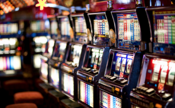 Casino de Miramar: la Provincia declaró fracasado el renglón de la licitación de las tragamonedas