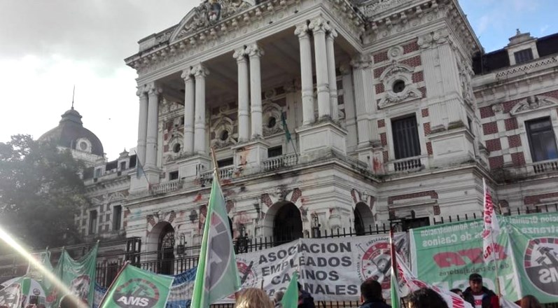 Casineros se movilizaron en La Plata para que no cierre la Sala de Juegos