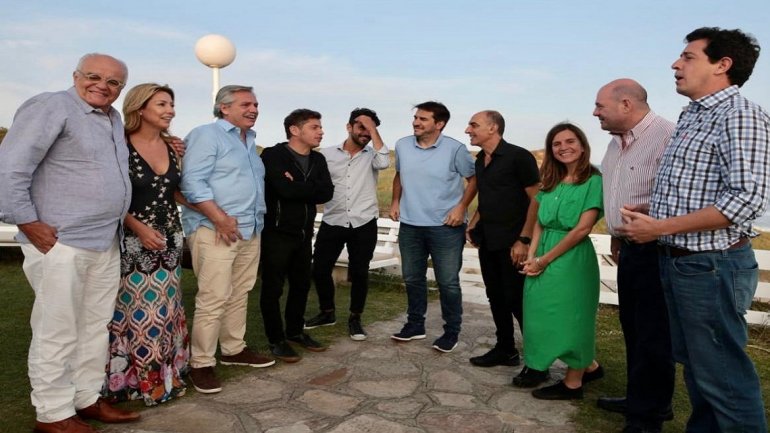 Alberto Fernández llegó a Mar del Plata y se reunió con referentes teatrales
