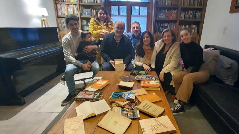 Una familia de Otamendi encontró y catalogó la biblioteca perdida del escritor Roa Bastos