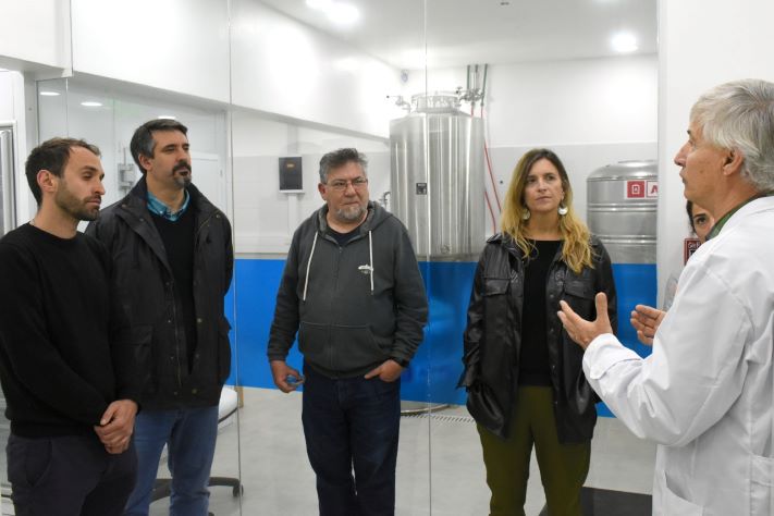 Ianantuony y Eugenia Bove visitaron el Laboratorio de Micropropagación vegetal de Fares Taie